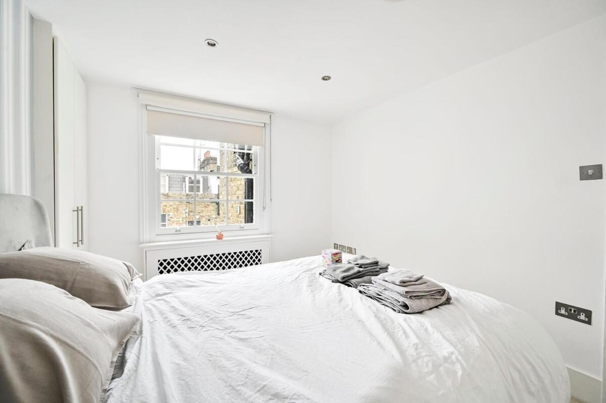 4 Rooms, 5 Beds, Spacious House London
