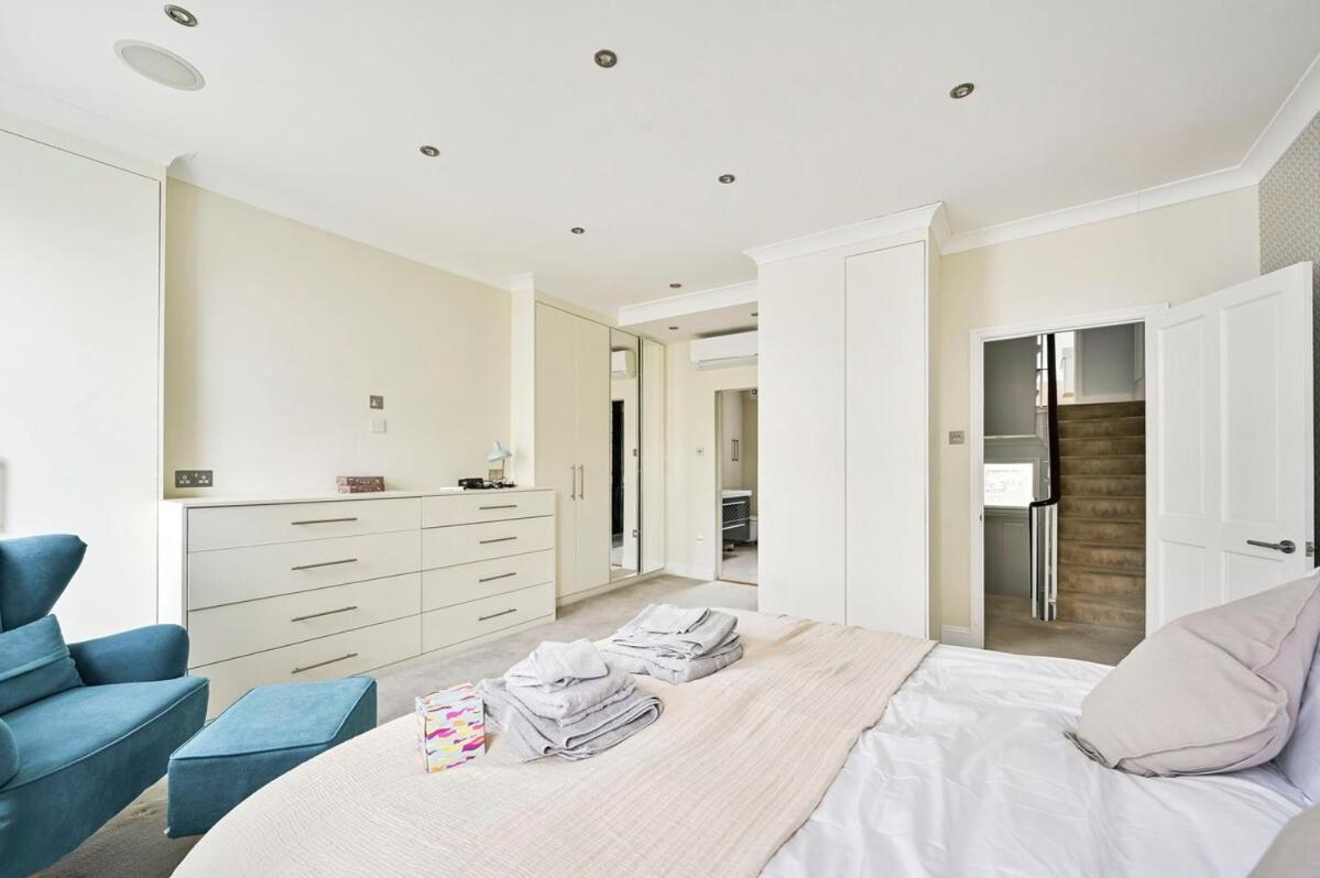 4 Rooms, 5 Beds, Spacious House * London
