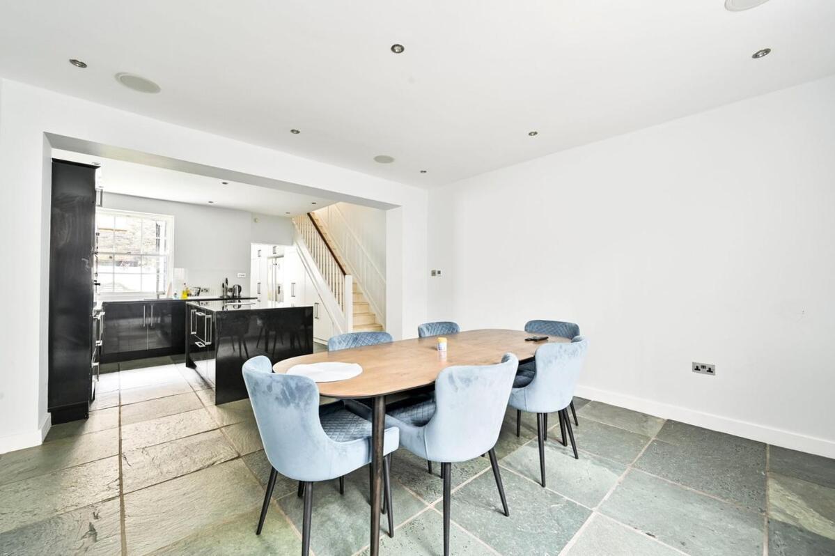 4 Rooms, 5 Beds, Spacious House London